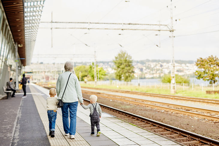 Familj på perrongen vid Jönköpings resecentrum.