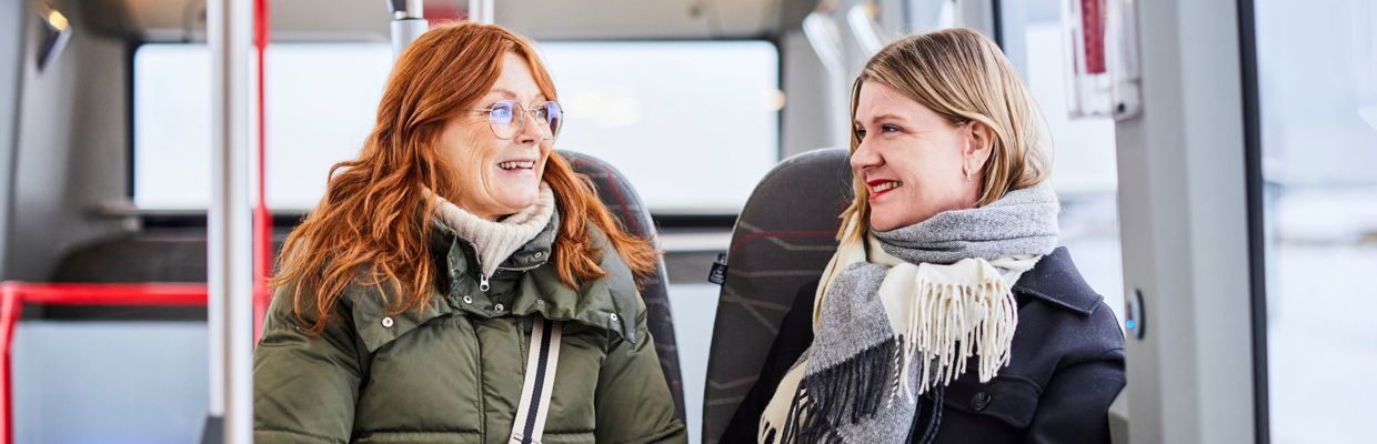 Två kvinnliga resenärer som reser med buss.
