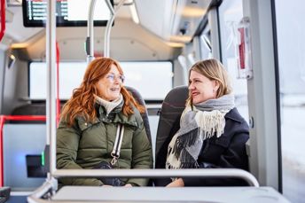 Två kvinnliga resenärer som reser med buss.