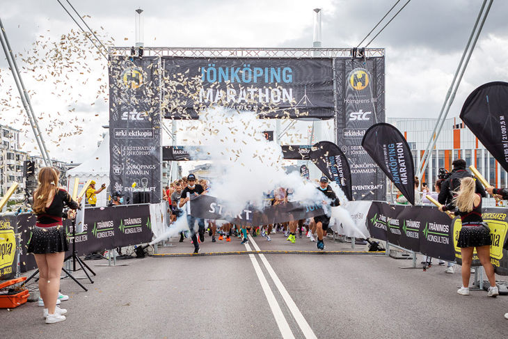 bild på personer som ska springa Jönköpings maraton