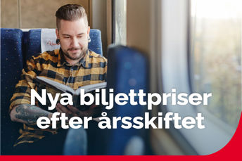 Manlig resenärer sitter på tåget och scrollar i telefonen, men en bildtext som det står nya biljettpriser efter årsskiftet