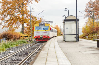 Bild på Krösatåg vid station.
