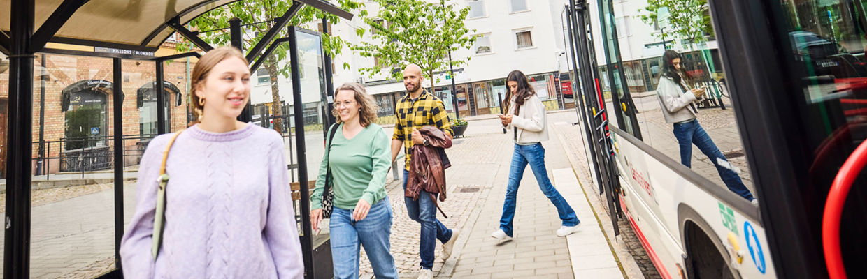 Fyra resenärer som precis klivit av en regionbuss i Nässjö. 