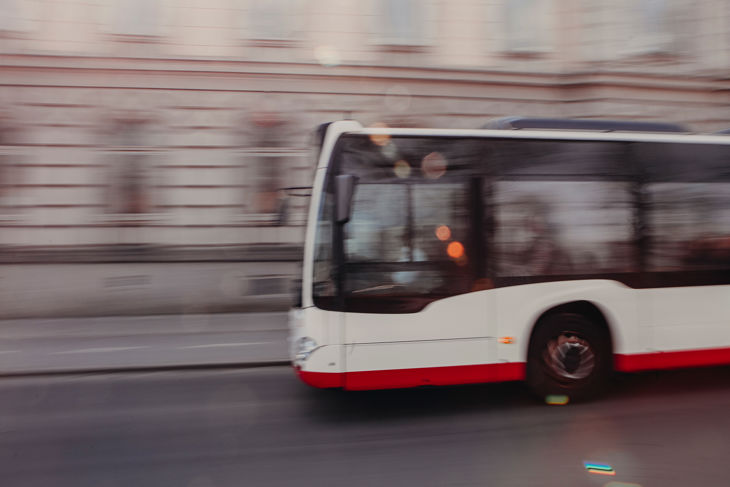 Bild på buss som kör genom centrum i Jönköping.