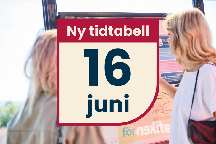 Bilden visar två resenärer som tittar på en anslagstavla vid en busshållplats. På bilden står texten "Ny tidtabell, 16 juni". 