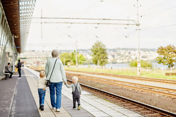 Familj på perrongen vid Jönköpings resecentrum.
