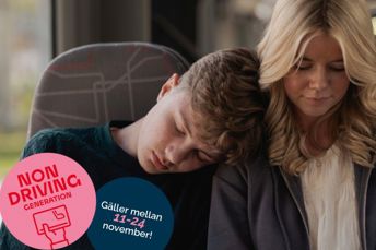 Bilder på sovande ungdomar på en buss. På bilden finns ikoner med text, där det står "Non driving generation" och "gäller mellan 11-24 november".