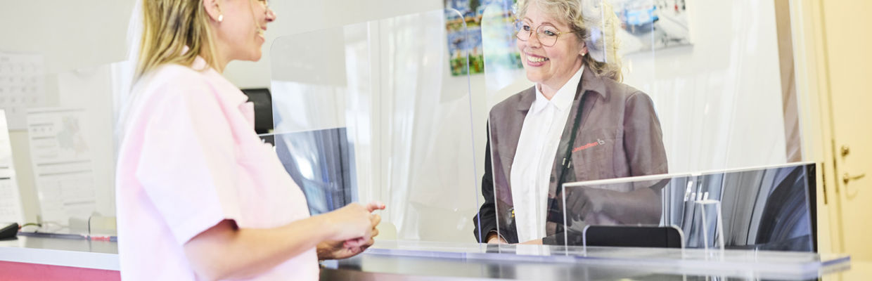 Resenär möter en glad kundservicemedarbetare.