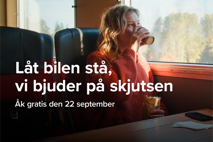 En kvinna sitter ombord på ett Krösatåg och äter frukost. Text i bild: Låt bilen stå, vi bjuder på skjutsen. Åk gratis den 22 september.
