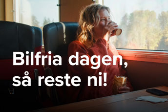 Bilden visar en kvinna som åker tåg samtidigt som hon äter frukost. Text i bild: Bilfria dagen, så reste ni!