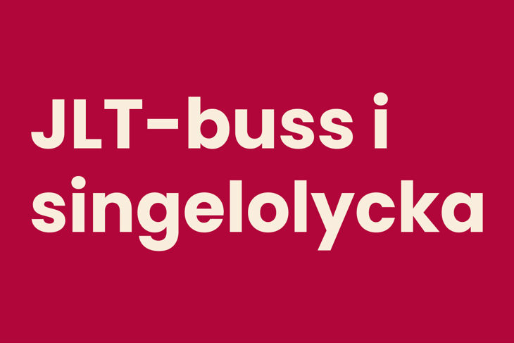 Bilden visar en beige text mot röd bakgrund. Text i bilden är: JLT-buss i singelolycka